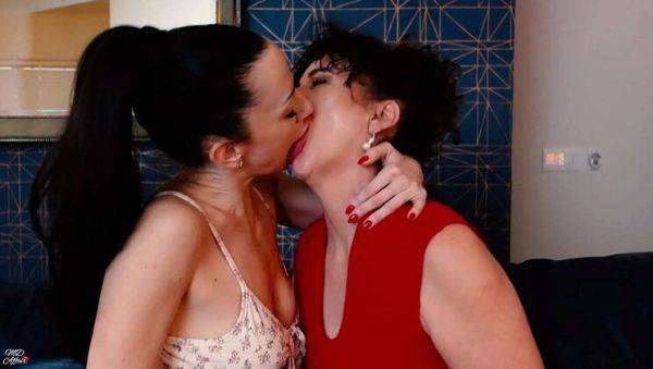 Lesbian Stepmom Seduction: Dirty Kisses with Savvy Star - veryfreeporn.com on v0d.com