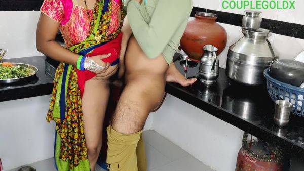 Big Naturals - Kitchen Mehath Bathane Ai Uski Sas Ko Ap Jao Tv Dekho - desi-porntube.com - India on v0d.com