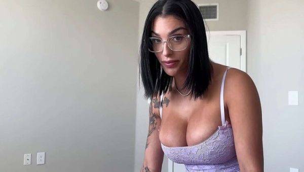Hot Step Mom Gives Intense Hand Job - veryfreeporn.com on v0d.com