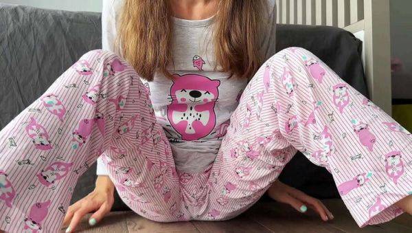 Teen Stepsister Fingers Herself in Pajamas and Squirts Close Up - porntry.com on v0d.com