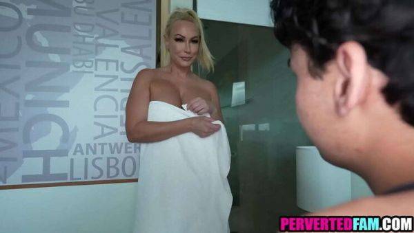Caught Red-Handed: Stepaunt Discovers Young Nephew Spying in the Shower - xxxfiles.com on v0d.com