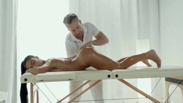 Massage chick With Apolonia Lapiedra - txxx.com on v0d.com