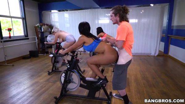 Rose Monroe gets steamy in the gym with a hard cock - sexu.com on v0d.com