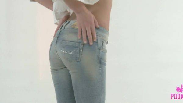 Skinny Beauty Indi Spreads Cheeks in Tight Jeans - anysex.com on v0d.com