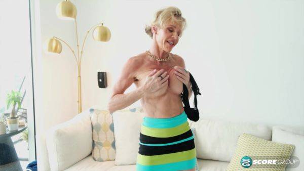 A Swinging 56-Year-Old Makes Herself Cum - hotmovs.com on v0d.com