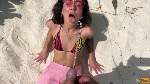 Katty Pees Powerfully On The Beach And I Give Her Golden Shower On Her Face - videomanysex.com on v0d.com