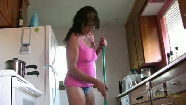 Melissa Taylor's Nude Cleaning Pleasure - xxxfiles.com on v0d.com