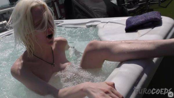 Blonde Ingrida Masturbating With A Dildo In The Jacuzzi - hotmovs.com on v0d.com