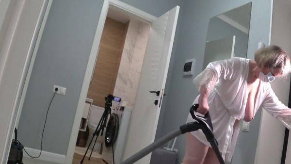 Big Ass Under A Short Robe Busty Mature Housewife With Hairy Pussy Behind The . Homemade - hclips.com on v0d.com