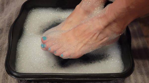 Soapy Foot Bubble Bath - Soaking My Sweaty Feet After A Long Day - hclips.com on v0d.com