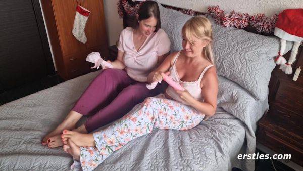 Best Friends Exchange Sexy Gifts Before Using Them To Have Lesbian Sex - hclips.com on v0d.com
