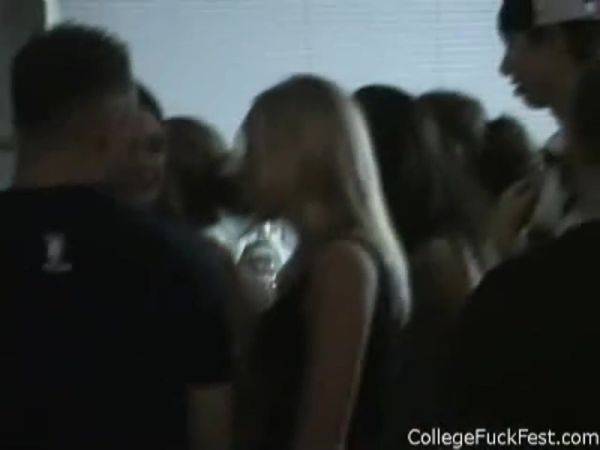 Kissing coed teens get busy in amateur party - txxx.com on v0d.com