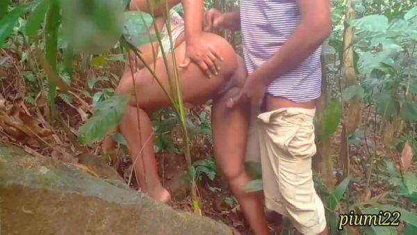 Sri Lankan Couple Risky Outdoor Sex Jangal - desi-porntube.com - India - Sri Lanka on v0d.com
