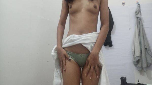 Sri Lankan Teen 18+ Sexy Pretty Girl Shows Her Tight Pussy Closeup & She Likes To Cum Inside Her Pussy - desi-porntube.com - India - Sri Lanka on v0d.com