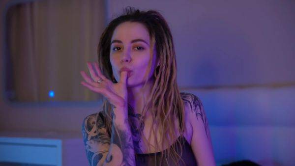 Babe With Dreadlocks And Tattoos Plays With Pussy While Is Home - upornia.com on v0d.com