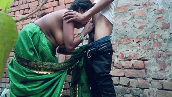 Hot Indian Bhabhi Outdoor Real Anal Sex Video Desi Bhabhi Ki Chudai Ghar Ke Pichhe Real Chudai Video - desi-porntube.com - India on v0d.com