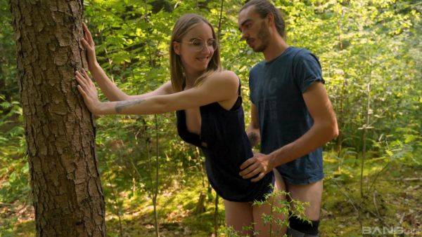 Slender babe tries hard sex in the woods with her new boyfriend - hellporno.com on v0d.com
