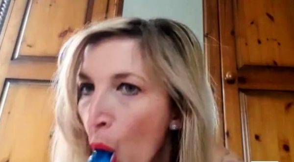 Blue toy strip and play - drtuber.com on v0d.com