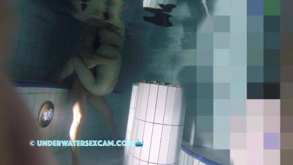Hot Couple Has Underwater Sex In A Corner - hclips.com on v0d.com