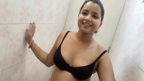 Bhabhi Bathroom Fakking - desi-porntube.com - India on v0d.com