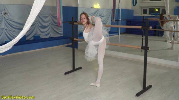 Ballerina Fucked 12 Min With Nicole Murkovski - upornia.com on v0d.com