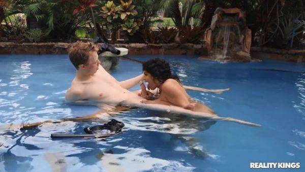 Curvacious Milf Jaw-dropping Adult Clip - videomanysex.com on v0d.com