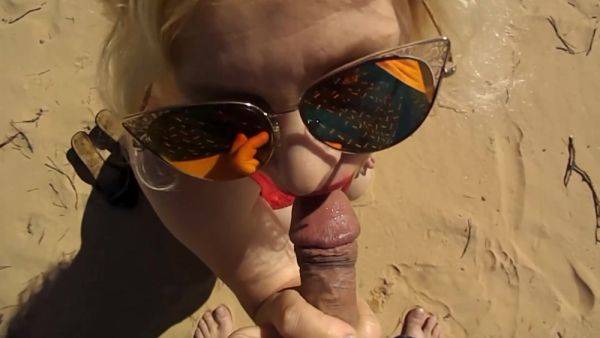 Blowjob On Beach - upornia.com on v0d.com