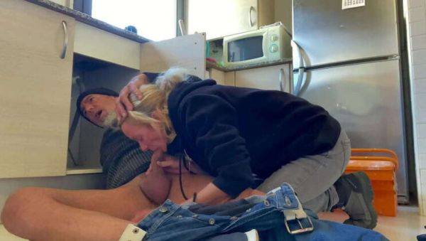 Passionate Blonde Wife Gives X-Rated Blowjob to Plumber, Cum Shot Included - veryfreeporn.com on v0d.com