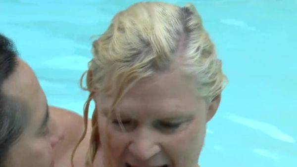 Fuck with Busty Hot Woman in Swimming Pool - hotmovs.com on v0d.com