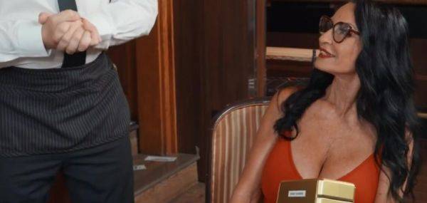 Interracial Interracial Lesbians Scissoring In A Restaurant's Bathroom - inxxx.com on v0d.com