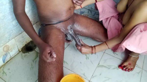 Today We Took Out The Pubic Hair And Stepsister-in-law Shook My Penis And Spilled The Water - desi-porntube.com - India on v0d.com