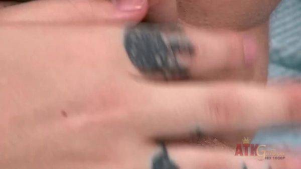 Tattooed blonde slut masturbates on cam - hotmovs.com on v0d.com