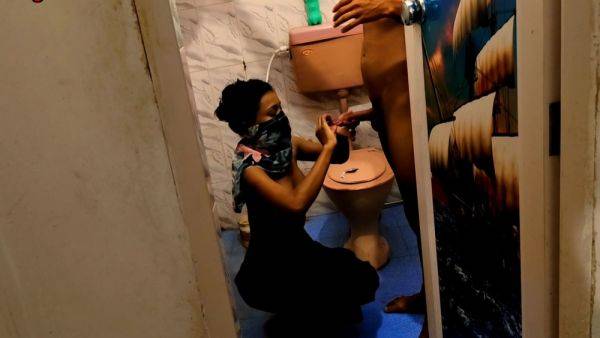 Ko Chhod Ke Chut Fad Do Toilet - desi-porntube.com - India on v0d.com