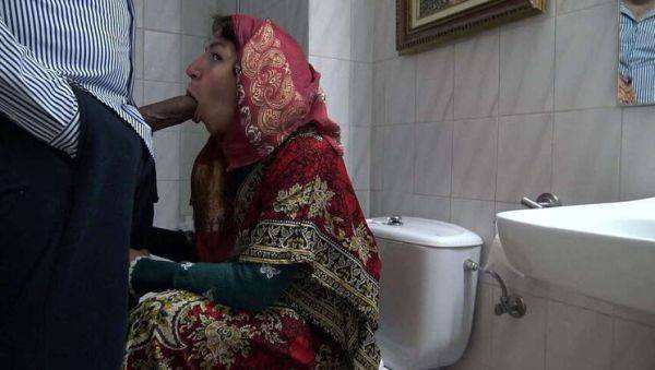 A Raunchy Turkish Muslim Spouse's Encounter with a Black Immigrant in a Public Restroom - veryfreeporn.com - Britain - Turkey on v0d.com