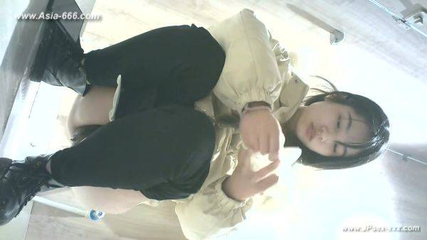 Chinese girls go to toilet.322 - txxx.com - China on v0d.com