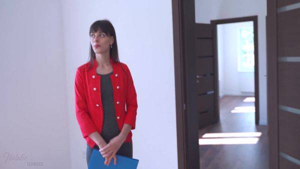 Cute Realtor Uses Her Tiny Ass To Convince Client - upornia.com on v0d.com