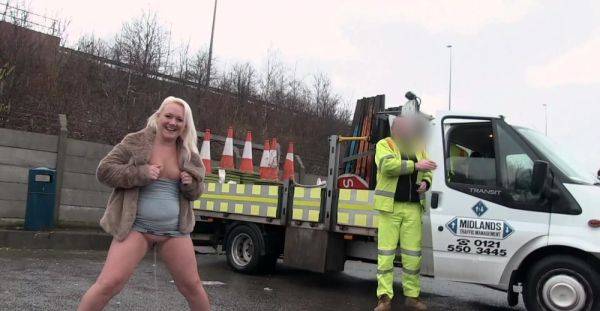 British amateur slut pees on the street and doesn't care - alphaporno.com - Britain on v0d.com