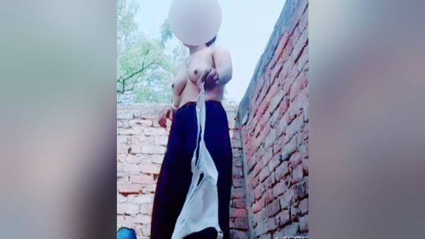 A Girl Was Taking Bath In Her Courtyard - Very Beautiful - desi-porntube.com - India on v0d.com