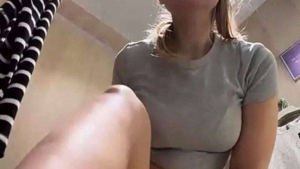 Juicy Amateur Squirts in Public - Hot Teen with Big Booty - veryfreeporn.com on v0d.com