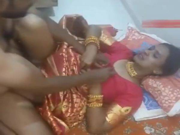 Hindi Sex - Indian Desi Girl In Room / Lesbian Indian Girlfriend - desi-porntube.com - India on v0d.com