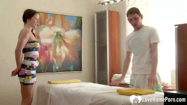 Amateur Teen Eliz Gets Oil Massage and Doggystyle Fuck by Bedeu - porntry.com on v0d.com