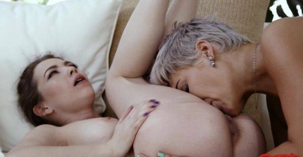 Naked mature and her slutty d***er mix perversions in surreal lezzie duo - alphaporno.com on v0d.com