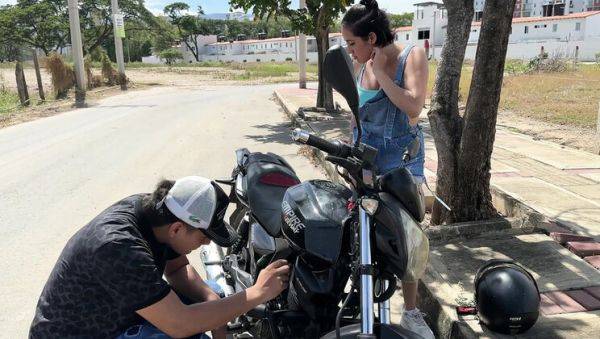 Stranded Indian Biker Girl With Big Ass Gets Anal Help From Man In Return - veryfreeporn.com - Spain - India on v0d.com