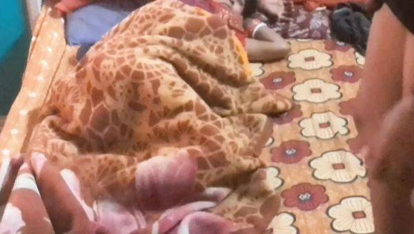 Hindi Audio Bustipriya First Time Indian Bhabhi Chudai Video - House Stage - porntry.com - India on v0d.com