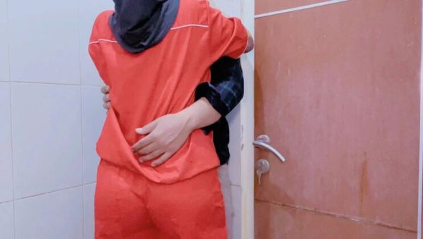 Indonesian Hijab Girl Nadalyne Gets Creampie Fucked by Boyfriend in Public Toilet - veryfreeporn.com - Indonesia on v0d.com