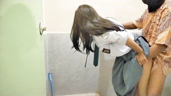 Naughty 18 Year Old Asian Teen Jesline Joy Seduced in Bathroom - xxxfiles.com - Indonesia on v0d.com