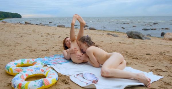 Skinny teens Milka Wey and Violet Clarke kiss and lick pussies on the beach - alphaporno.com on v0d.com