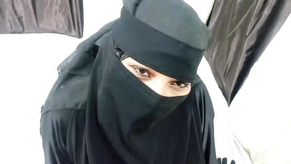 Muslim Girl Perfect Footjob - Desi Teen in Hijab Gives Amazing Foot Fetish Fun - porntry.com - China - India - Indonesia on v0d.com