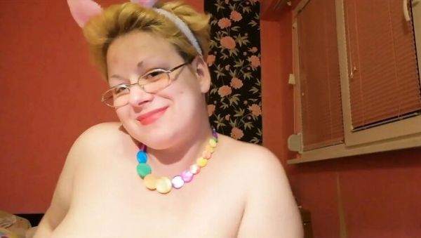 Huge Tits MILF Golden Shower Pissing Fetish Close-Up - xxxfiles.com - Britain on v0d.com