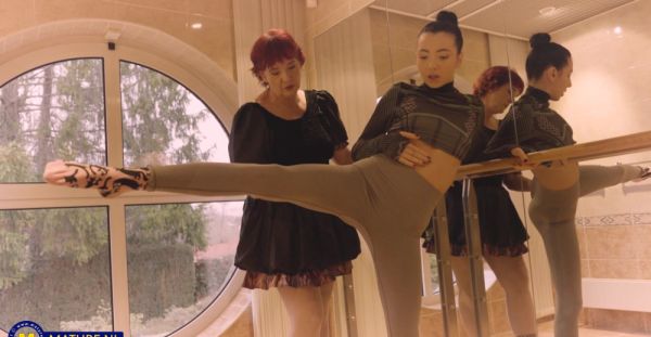 Short-haired Mitzi X, the p***e ballerina from prague, spreads her legs. - alphaporno.com on v0d.com